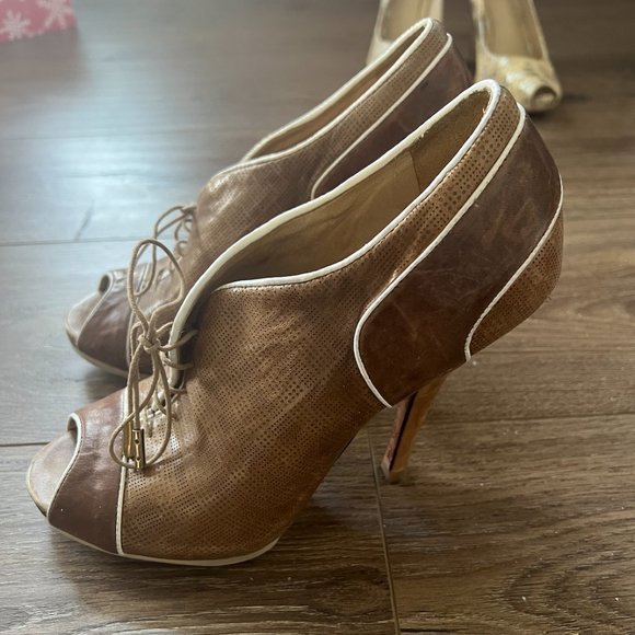Adorable peep toe 6.5 stills to brown, tan, and off white edge with laces to tie - Picture 5 of 7